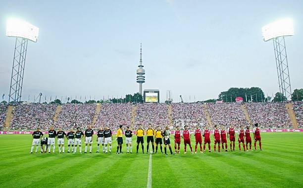 MUNICH, GERMANY - AUGUST 01:  1. Bundesliga 03/04, Muenchen; FC Bayern Muenchen - Eintracht Frankfurt 3:1; Aufstellung  (Photo by Andreas Rentz/Bongarts/Getty Images)